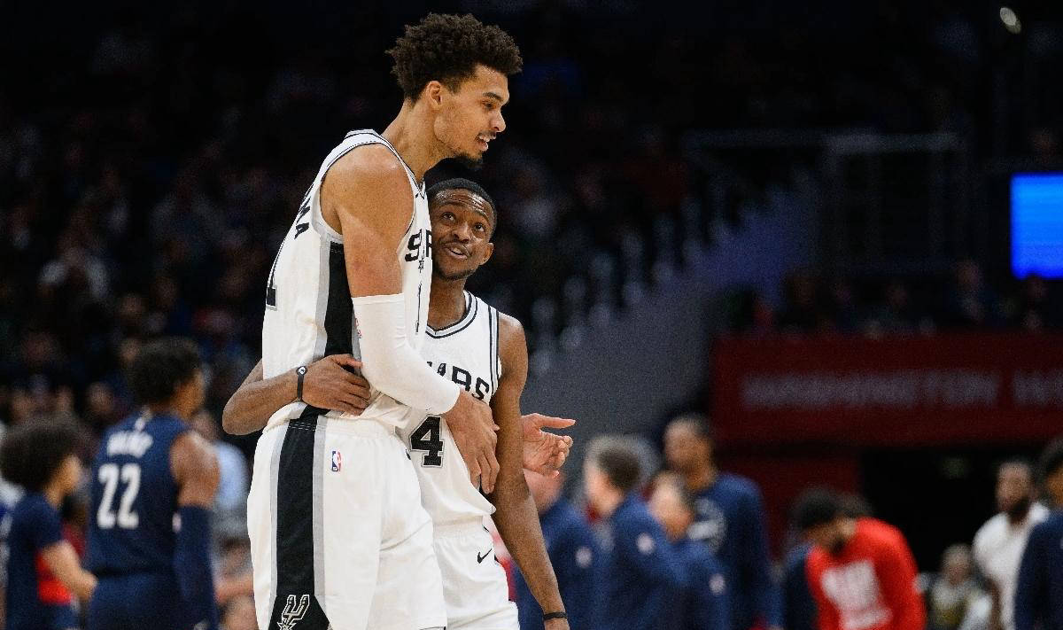 圣安东尼奥马刺训练课后队长鼓劲,志在欧联名次提升,细节曝光,控场能力成焦点-米乐平台下载  圣安东尼奥马刺训练课后队长鼓劲,志在欧联名次提升,细节曝光,控场能力成焦点-米乐平台下载